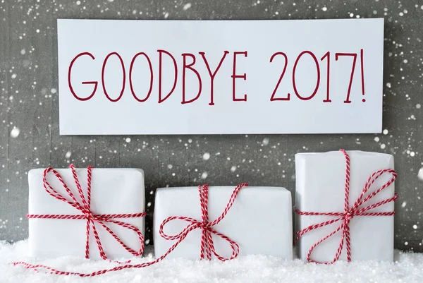 Білий подарунок зі сніжинками, текст прощання 2017 — стокове фото