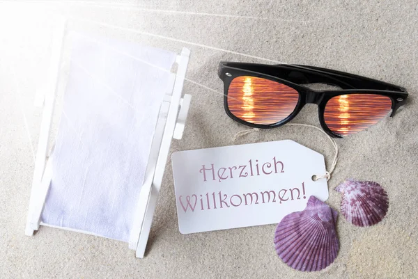 Słoneczne mieszkanie leżał Summer etykieta Herzlich Willkommen oznacza Zapraszamy — Zdjęcie stockowe
