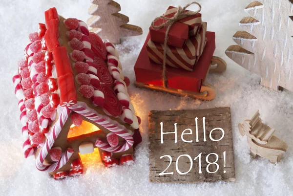 Gingerbread House, sanki, śnieg, tekst Hello 2018 — Zdjęcie stockowe