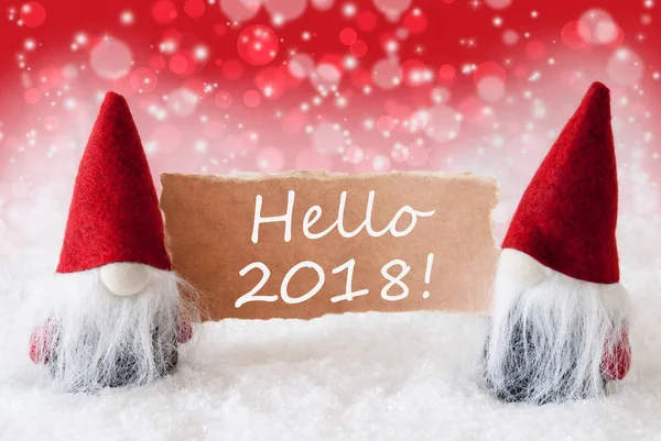 Красные рождественские гномы с карточкой, текст Hello 2018 — стоковое фото