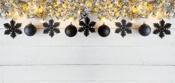 Чорний Різдво банер, білого деревини, копія простір — стокове фото