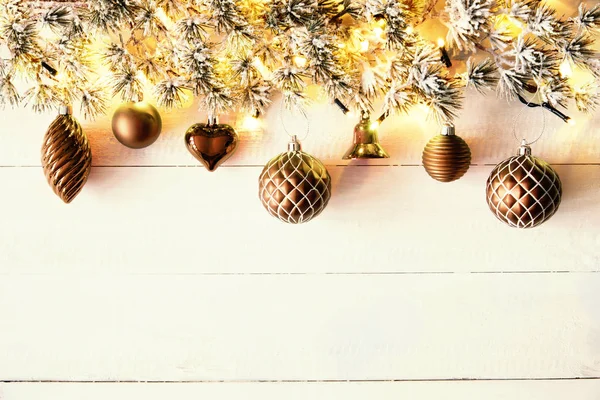 Bronze-Weihnachtsbanner, weißes Holz, Kopierraum — Stockfoto