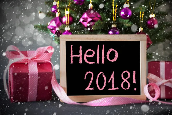 Ağaç hediyeler, kar taneleri, Bokeh, metin Merhaba 2018 — Stok fotoğraf