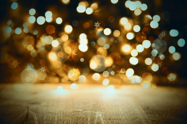 Luzes de Natal douradas fundo, celebração ou festa textura com madeira — Fotografia de Stock