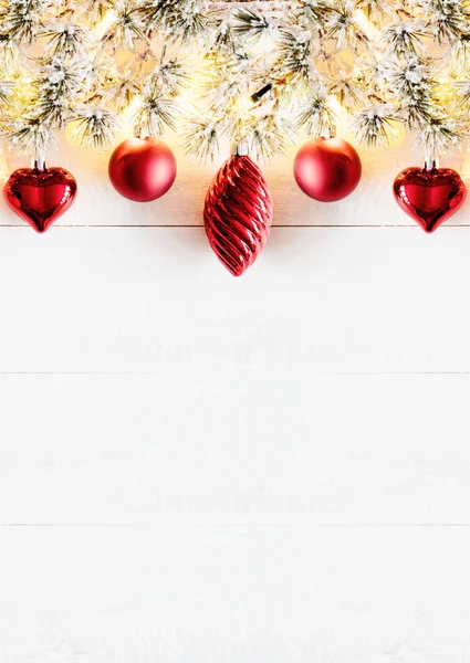 Banner de Natal vertical vermelho, espaço de cópia, madeira branca — Fotografia de Stock