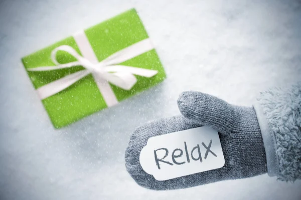 Κείμενο πράσινο δώρο, γάντι, χαλαρώστε, νιφάδες χιονιού — Φωτογραφία Αρχείου