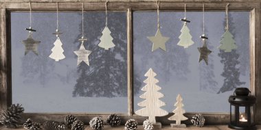 Pencere, gri kış manzarası, Noel ağacı