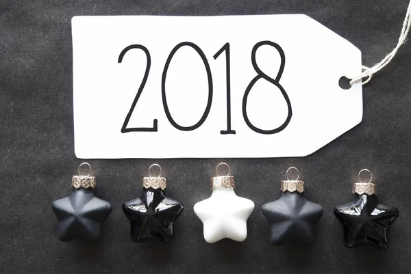 Чорні різдвяні ялинкові кульки, текст 2018 — стокове фото