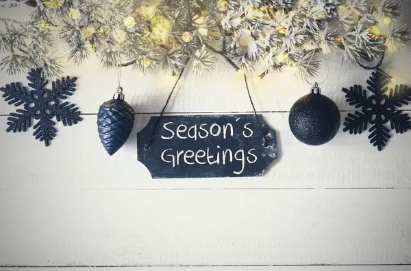 Black Christmas plaat, Fairy licht, tekst Seasons Greetings — Stockfoto