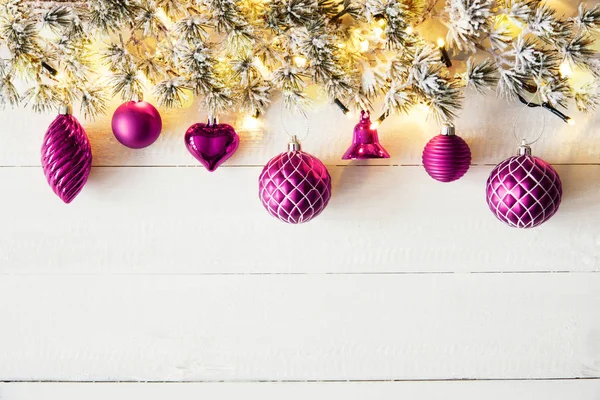 Rosa Weihnachtsbanner, weißes Holz, Kopierraum — Stockfoto