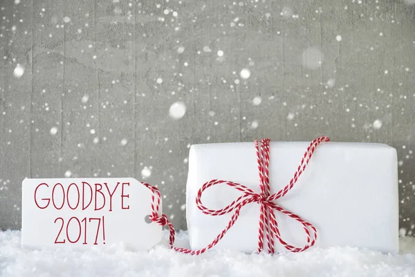 Подарунок, цементний фон зі сніжинками, прощання 2017 — стокове фото