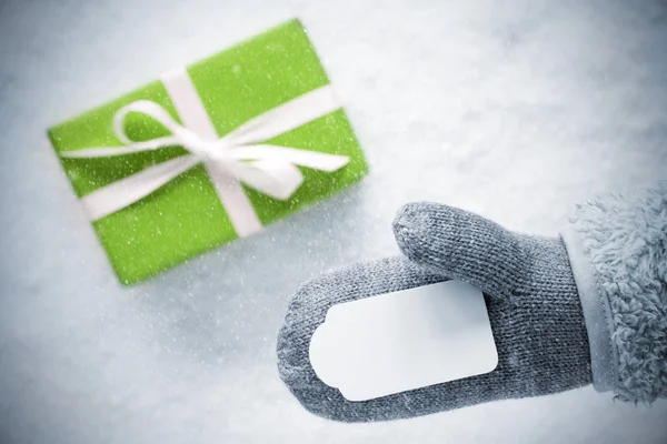 Grünes Geschenk, Handschuh, Kopierraum, Schneeflocken — Stockfoto