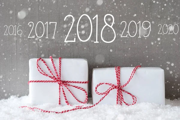 Dos regalos con copos de nieve, Texto 2018 —  Fotos de Stock