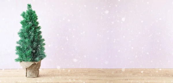 Kerstboom, roze Cement achtergrond, kopiëren ruimte, Snwoflakes — Stockfoto