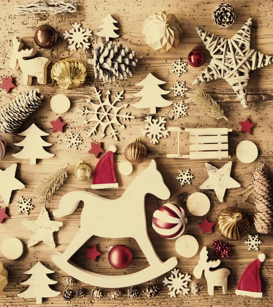 Різдво плоских лежав з прикраса, у віці від фону, іграшковий кінь-качалка — стокове фото