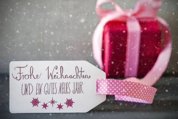 Рожевий подарунок, каліграфії, Gutes Neues означає, з новим роком, сніжинки — стокове фото
