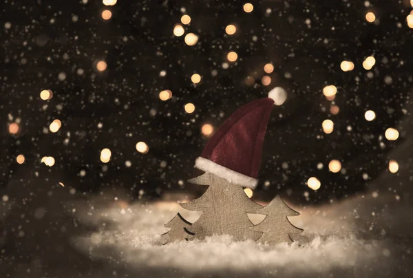 Retro Noel ağacı, Noel Baba şapkası, kar, ışıklar, kar taneleri