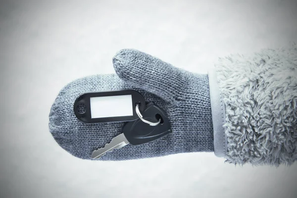 Vlněné rukavice s auto klíčenka, sníh pozadí — Stock fotografie