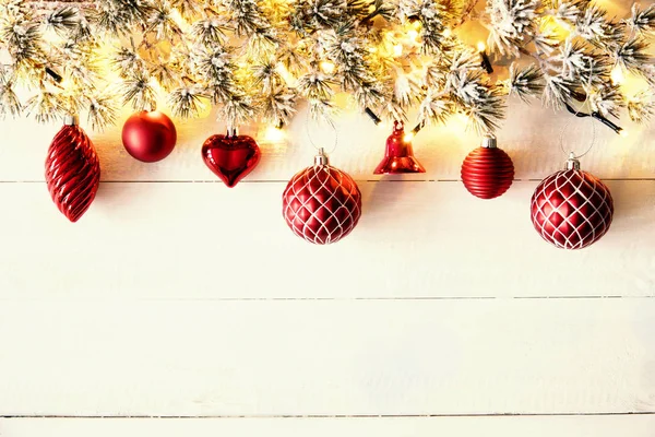 Красное рождественское знамя, Белый лес, копировальное пространство — стоковое фото