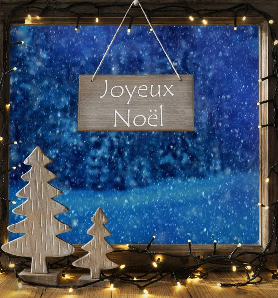 Winter Forest, venster Joyeux Noel betekent vrolijk kerstfeest — Stockfoto