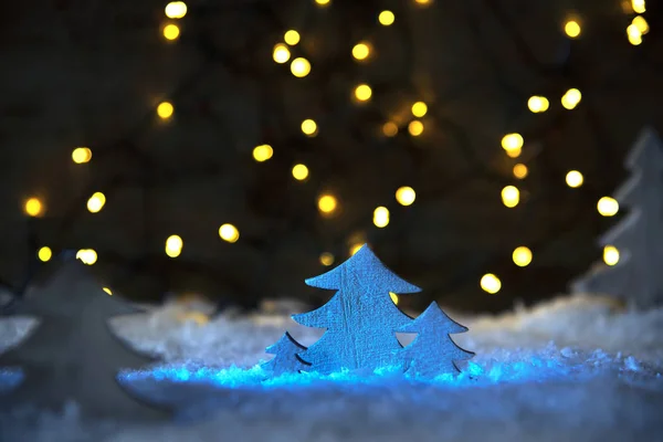 木制圣诞树，雪，发光灯 — 图库照片