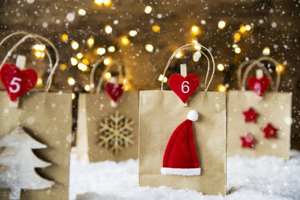 Рождественская сумка, Санта-шляпа, снежинки — стоковое фото