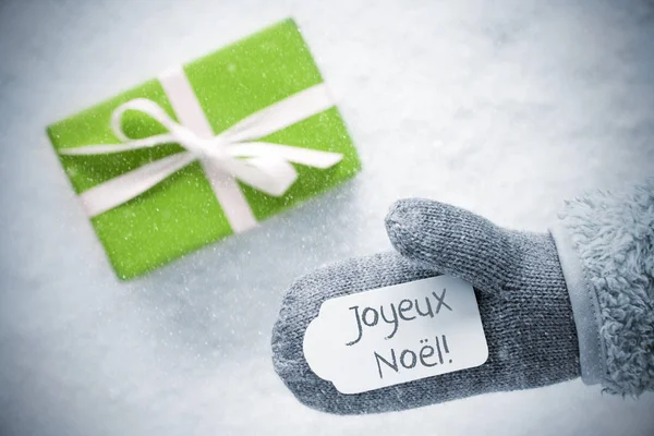 Зеленый подарок, перчатка, Joyeux Noel означает счастливое Рождество, Снежинки — стоковое фото