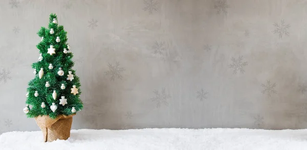 Banner de árvore de abeto, neve, espaço de cópia, ornamento de bola de Natal — Fotografia de Stock
