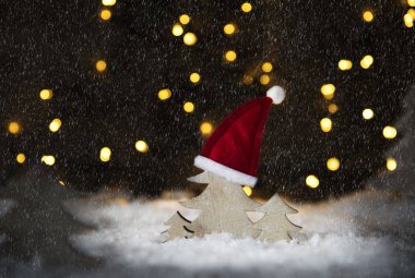 Noel ağacı, Noel Baba şapkası, kar, Glwoing ışıkları, kar taneleri