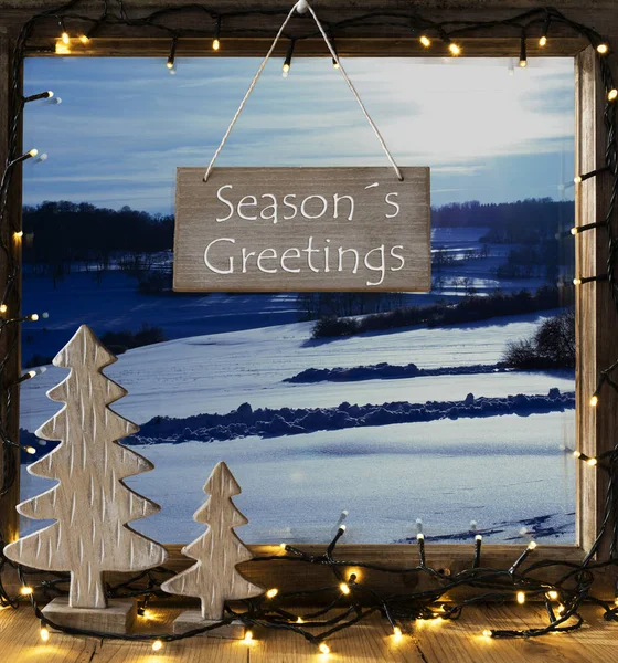 Fönster, vinterlandskap, Text Seasons Greetings — Stockfoto
