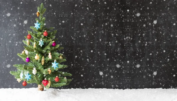 Kleurrijke kerstboom, sneeuw, kopiëren ruimte, sneeuwvlokken — Stockfoto