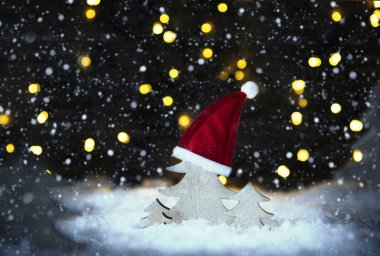 Parlak Noel ağacı, Noel Baba şapkası, kar, ışıklar, kar taneleri