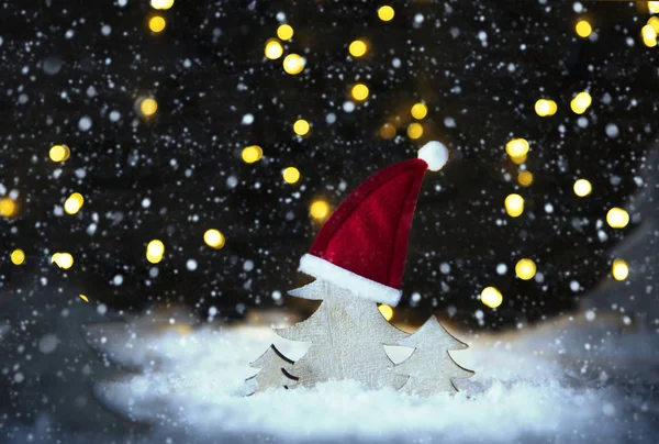 Parlak Noel ağacı, Noel Baba şapkası, kar, ışıklar, kar taneleri