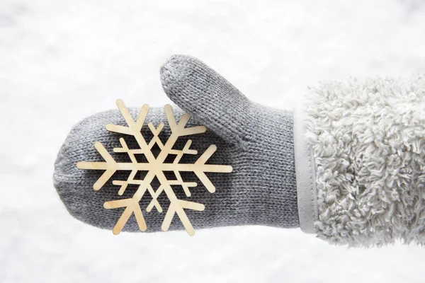 Guante de lana con un copo de nieve de madera, nieve — Foto de Stock