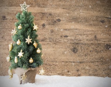 Altın Noel ağacı, kopya alanı, kar taneleri, ahşap arka plan