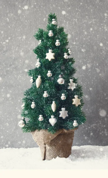 Árbol vertical, Copos de nieve, Adorno de la bola de Navidad —  Fotos de Stock