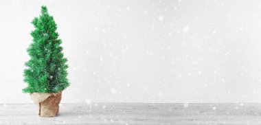 Noel ağacı, gri beton zemin, kopya alanı, kar taneleri