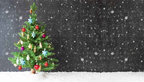 Kleurrijke kerstboom, sneeuwvlokken, kopie ruimte, sneeuw — Stockfoto