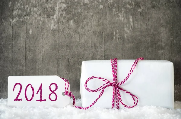Білий подарунок, сніг, етикетки, текст 2018 — стокове фото