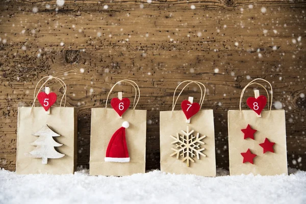 Saco de compras de Natal em uma fileira, flocos de neve — Fotografia de Stock