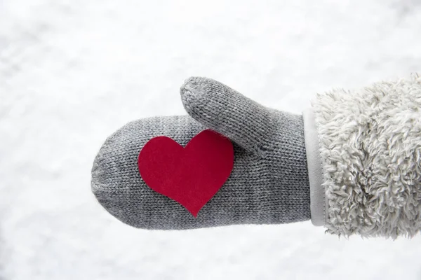 Ull handske med rött hjärta, snö — Stockfoto