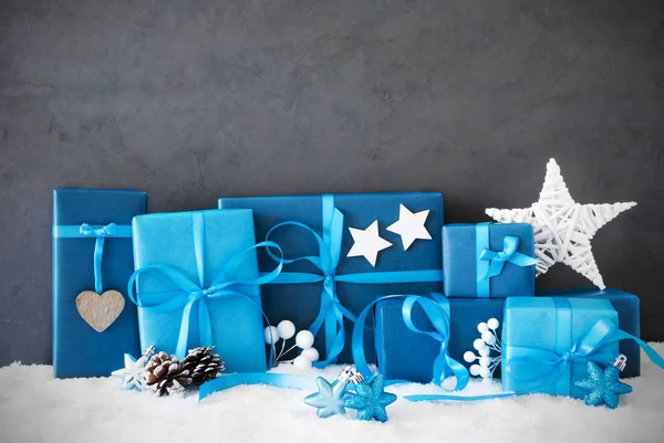 Weihnachtsgeschenke, Schnee, Kopierraum — Stockfoto