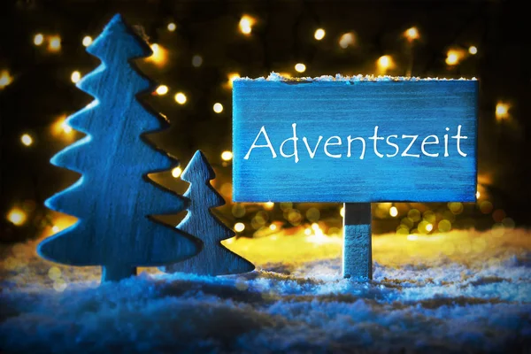 Árbol azul de Navidad, Adventszeit significa temporada de Adviento — Foto de Stock