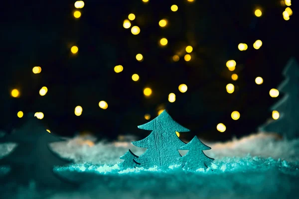 Árvore de Natal de madeira verde, neve, luzes, flocos de neve — Fotografia de Stock