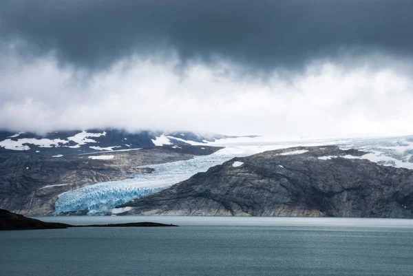 山や湖のあるノルウェーの氷河 — ストック写真