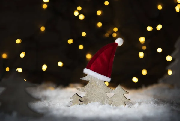 クリスマス ツリー、サンタ帽子、雪、ライト — ストック写真