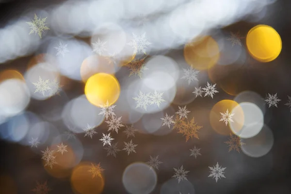 Fondo de luces doradas borrosas, textura de Navidad con copos de nieve — Foto de Stock