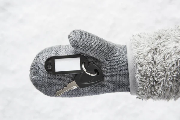 Wol handschoen met auto sleutel, Snow achtergrond — Stockfoto