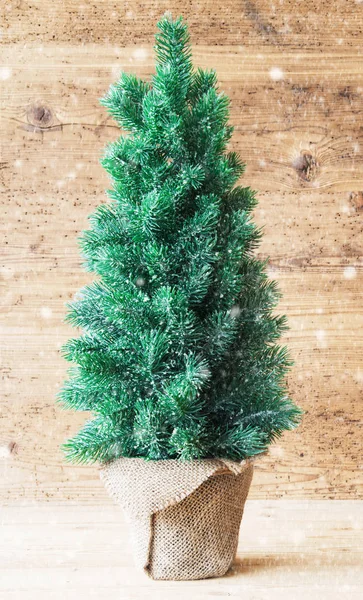 Vertikaler Weihnachtsbaum, Holzhintergrund, Schneeflocken — Stockfoto