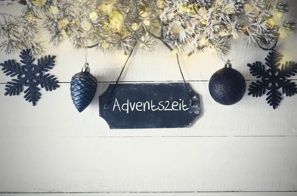 黑色圣诞盘, 仙女灯, Adventszeit 意味着来临的季节 — 图库照片